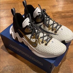 Nike Men's Athletic Shoes - White, Black, and Gold